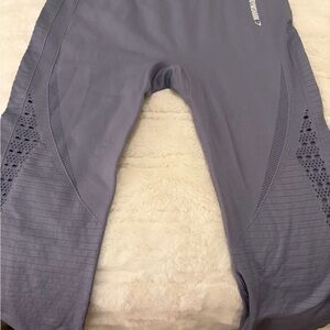 GYMSHARK Leggings Smokey Grey, intricate details on the sides.